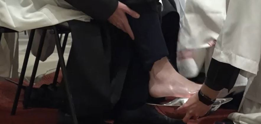 Atmosferă înălțătoare în Joia Mare a catolicilor. Ce reprezintă ritualul spălării picioarelor în biserică