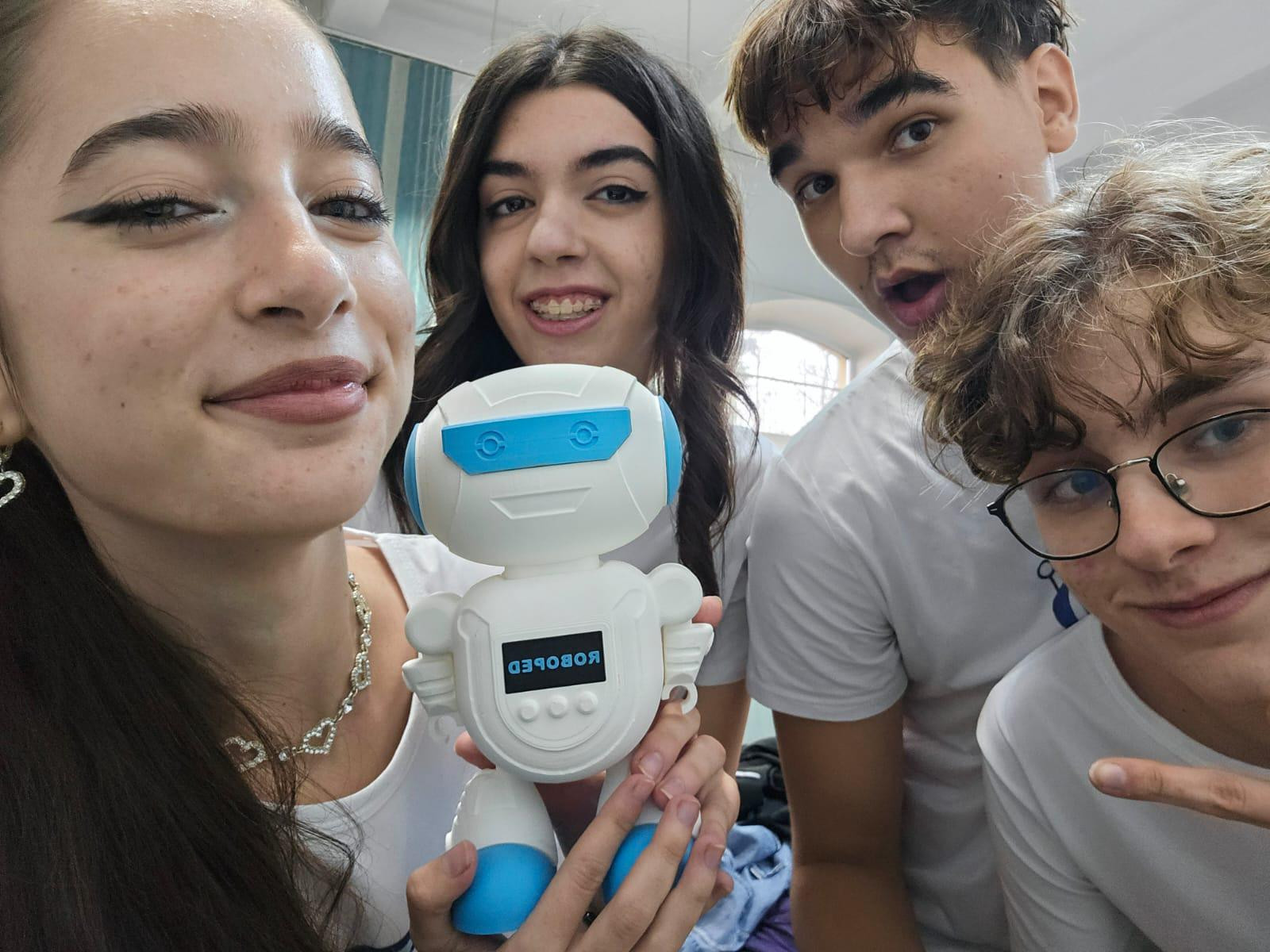 (P) Un robot logoped pentru copii a câștigat competiția Solve for Tomorrow de anul acesta