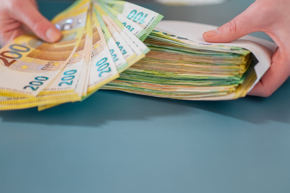 Un bărbat din Timiș a pus în circulație 12.500 de euro falși. A dat un dar la nuntă, și-a cumpărat mașină și alte bunuri