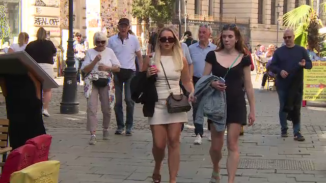 Val de căldură în România, în weekend. Oamenii se bucură de temperaturi peste media perioadei în parcuri și la terase