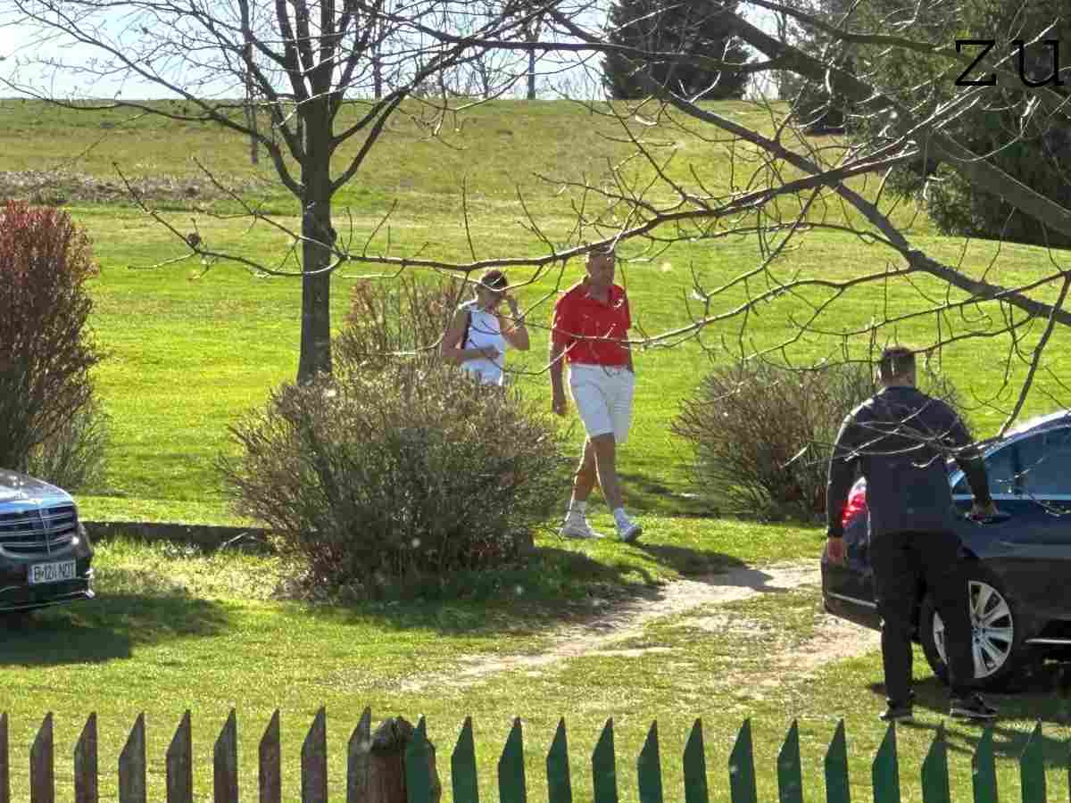 Klaus Iohannis, la golf alături de soția sa, în Alba. Președintele a fost fotografiat