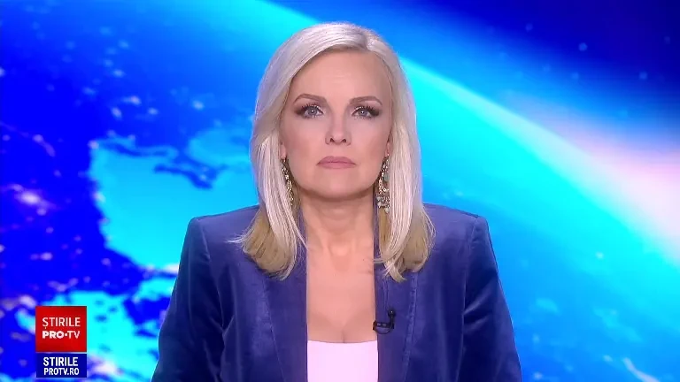 Copac doborât de vânt peste o mașină în care se afla o familie cu cinci copii, pe DN17