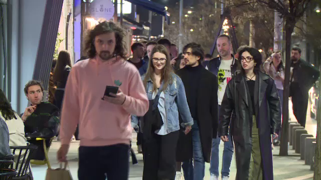 Vreme de vară în ultimele zile din luna martie. Bucureștenii au ieșit la plimbare noaptea