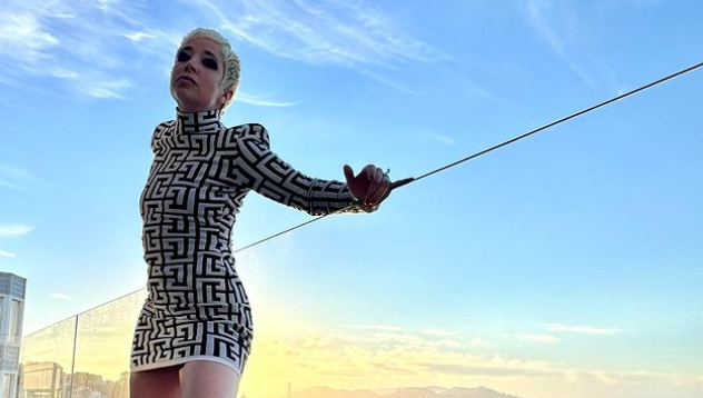 Pasagera unui avion, amenințată cu debarcarea pentru că nu purta sutien. „Sânii nu sunt arme de război”. FOTO