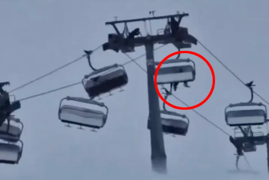 Momentul în care mai multe telecabine sunt suflate de vânt într-o stațiune de schi din Italia. Cinci oameni au rămas blocați