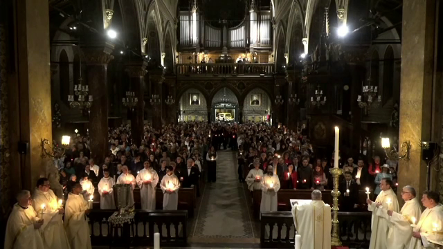 Este duminica Paștelui Catolic. Bisericile au fost pline de credincioși care au primit Lumina Sfântă