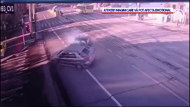 Un șofer a ajuns la spital după ce a virat la stânga fără să se asigure, în Iași. A fost proiectat pe trotuar