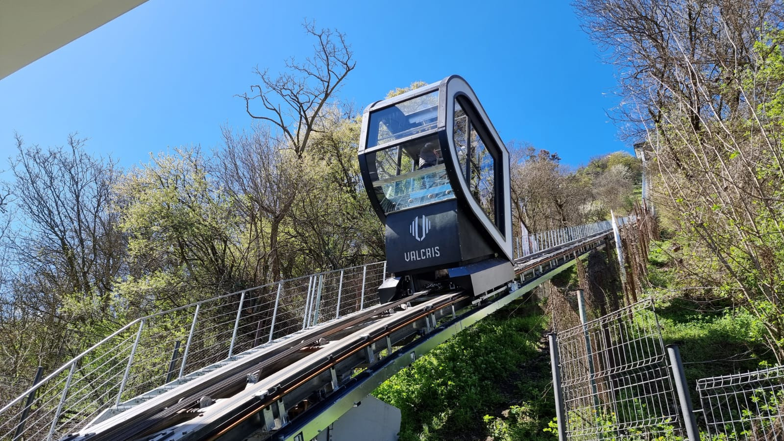 Nu există nimic mai românesc de atât. Telecabina din Deva inaugurată vineri s-a stricat sâmbătă VIDEO