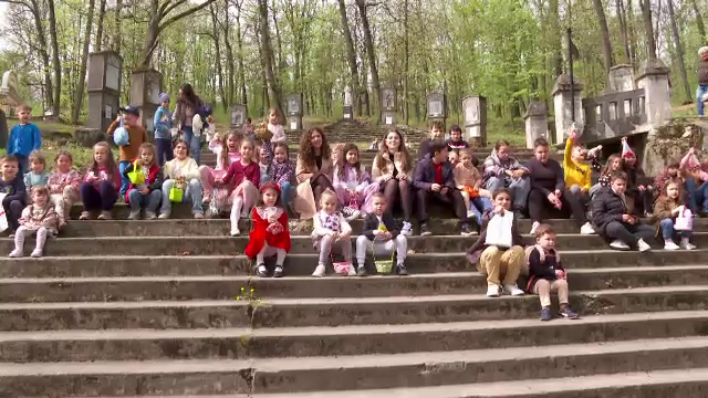 Vânătoare de ouă la Basilica-Maria Radna din Arad. Zeci de copii s-au întrecut pentru a descoperi cât mai multe