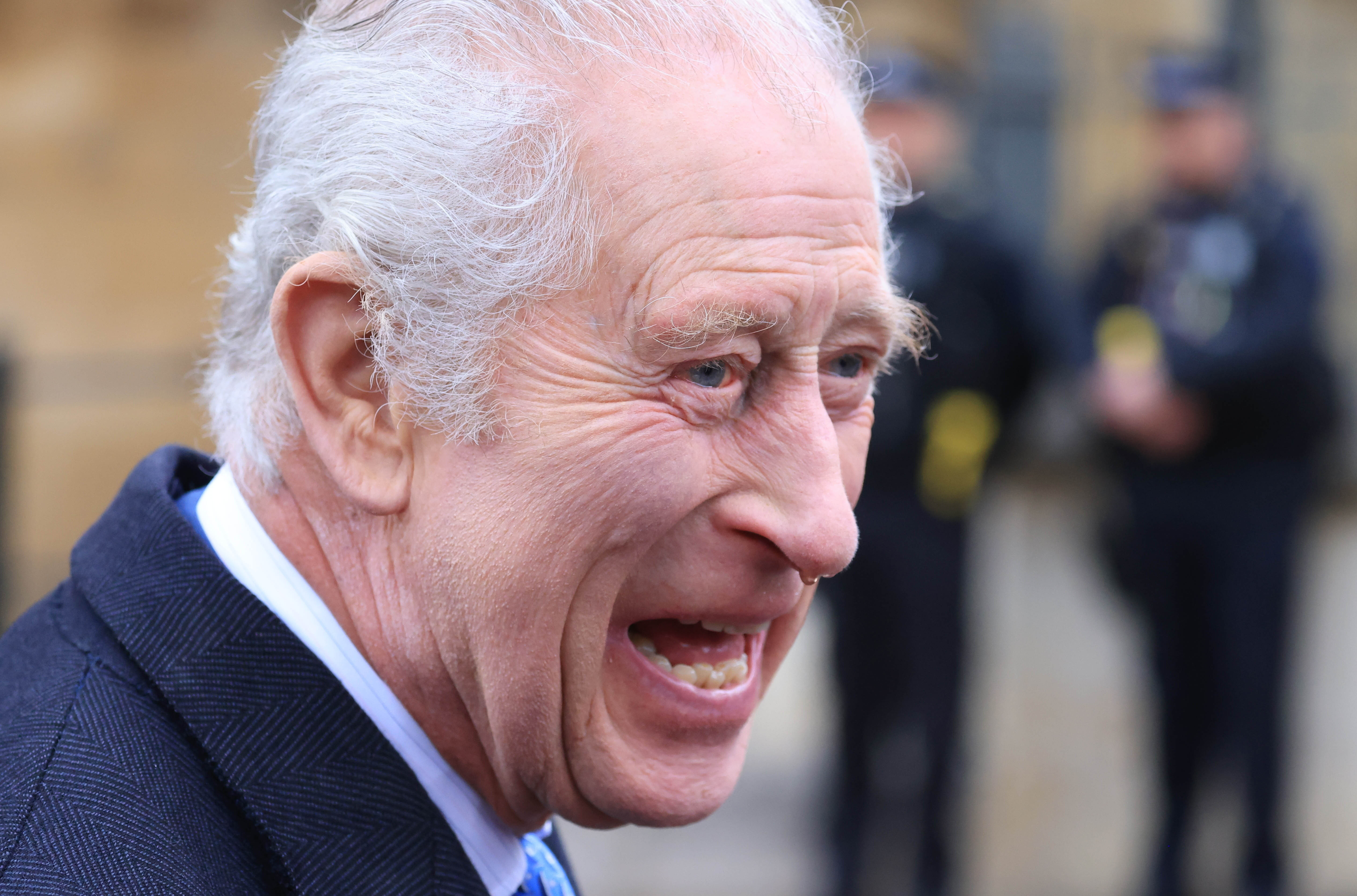 Cum a apărut Regele Charles în public, după ce a anunţat că suferă de cancer. Monarhul a stat puțin de vorbă cu oamenii