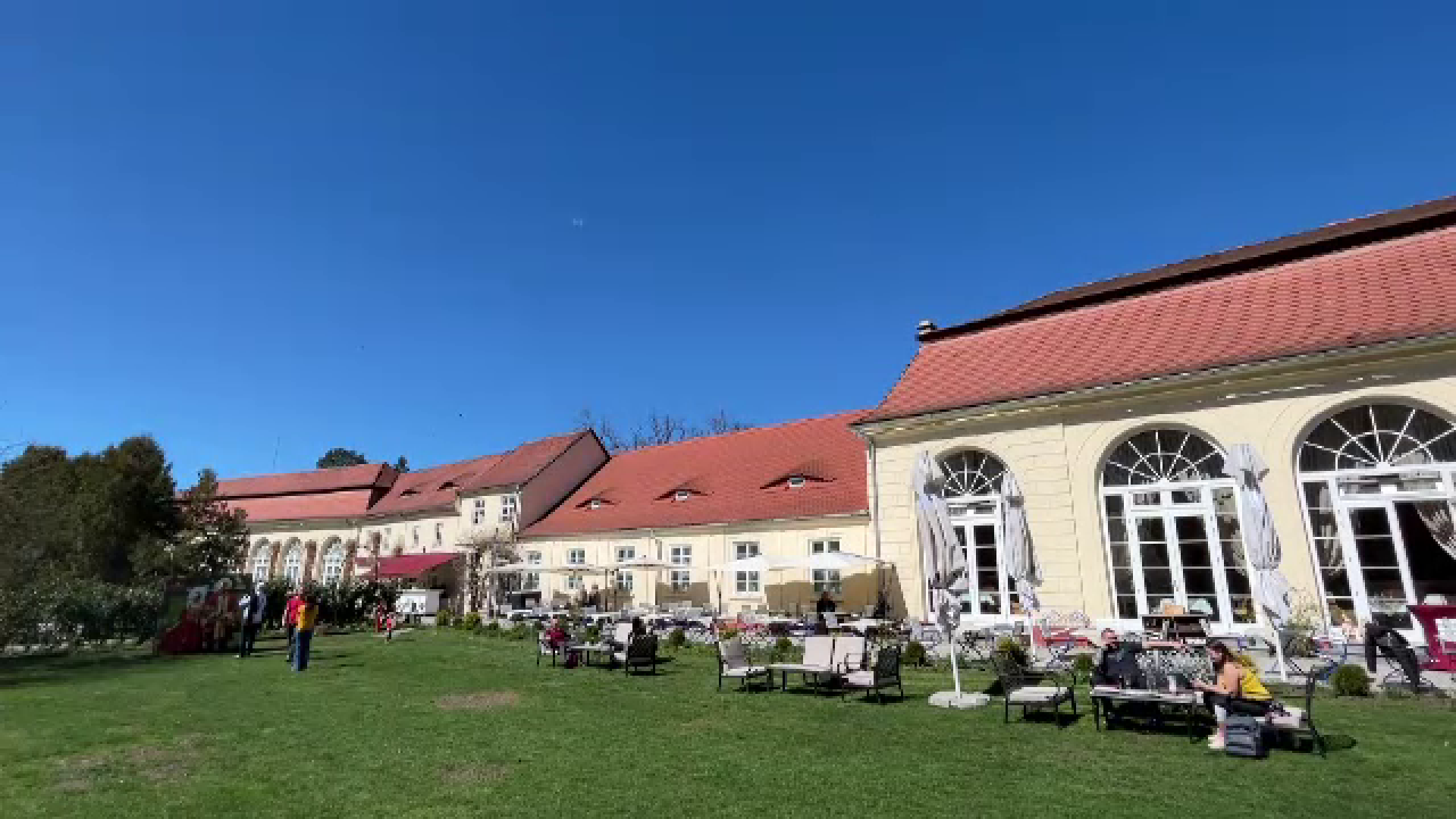 Fostele sere cu portocali și lămâi de la Palatul Brukenthal, transformate în locuri de luat masa, în așteptarea Paștelui