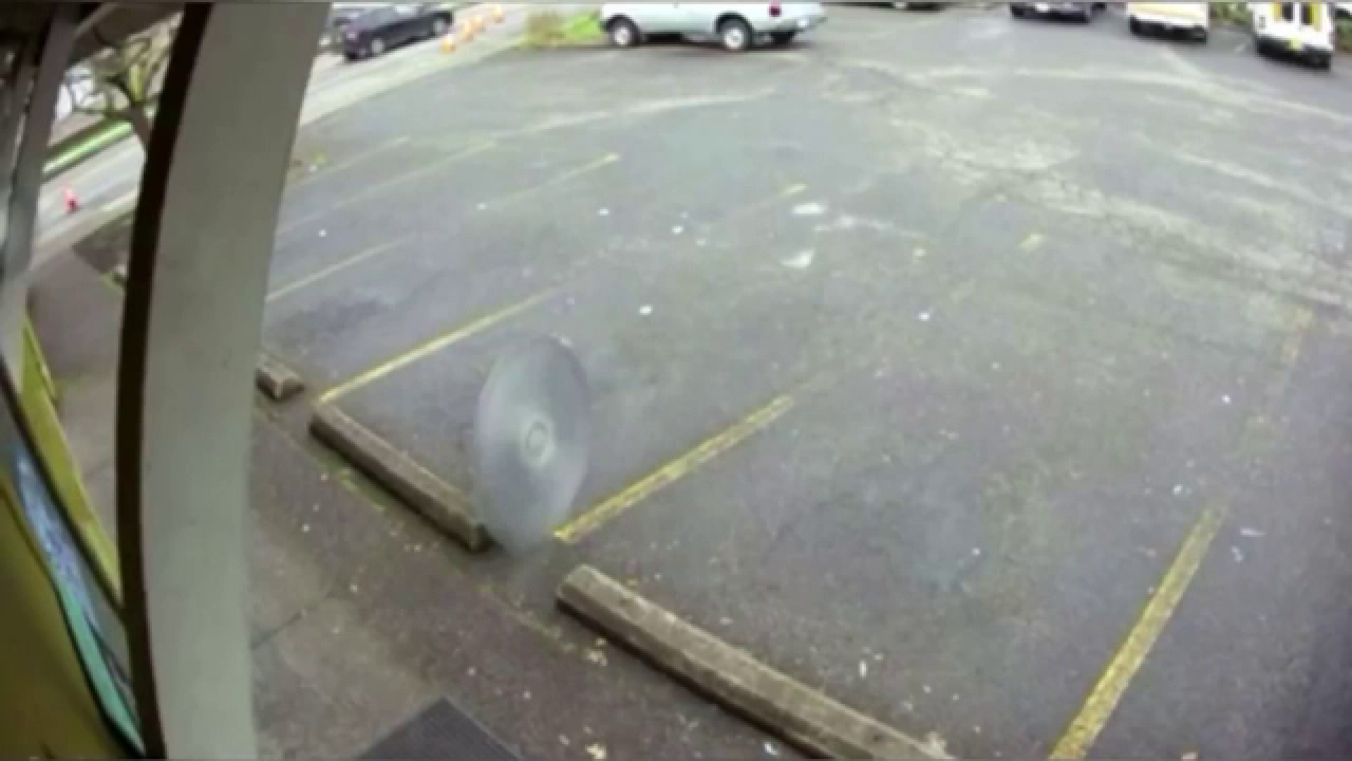 Discul unui fierăstrău s-a înfipt într-un perete, la câteva clipe după trecerea unui bărbat. Imagini uluitoare