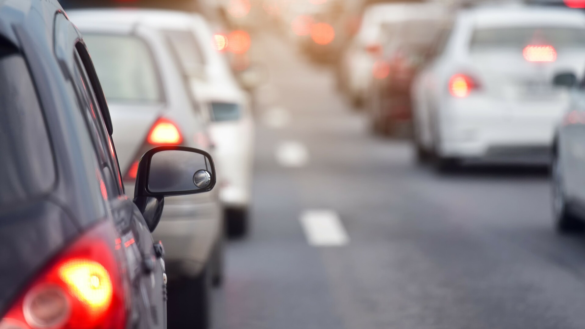 Amenzi pentru șoferii care poluează. Motorul pornit în timpul staționării ar putea fi interzis