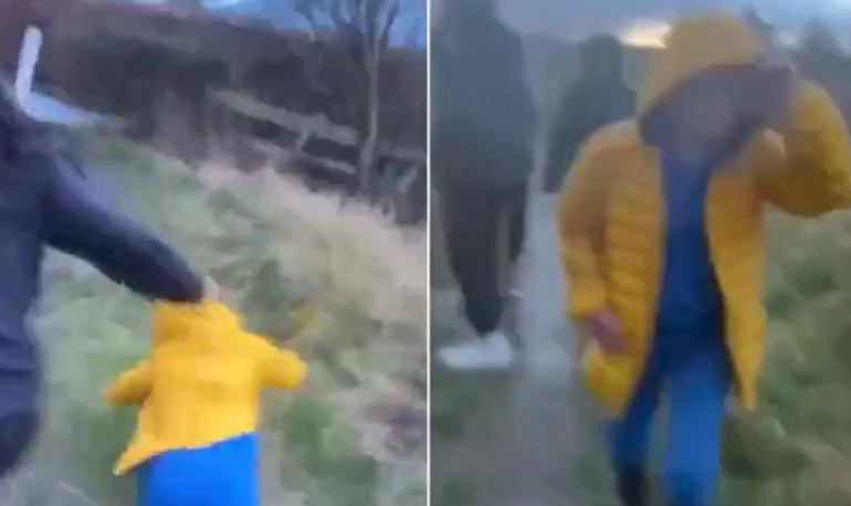 Momentul șocant în care o bătrână este agresată și împinsă de trei copii. Femeia a căzut la pământ. VIDEO