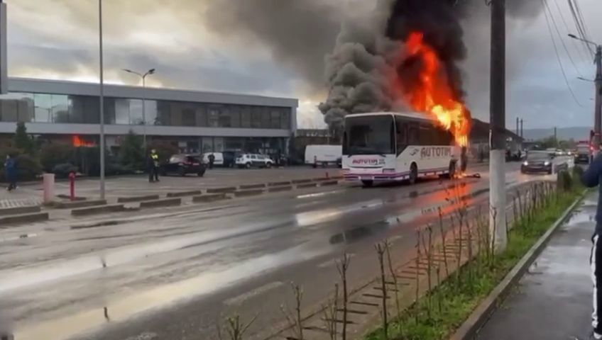 Autobuz plin cu elevi, cuprins de flăcări în Caraș-Severin. Șoferul a simțit miros de fum și a tras pe dreapta. VIDEO