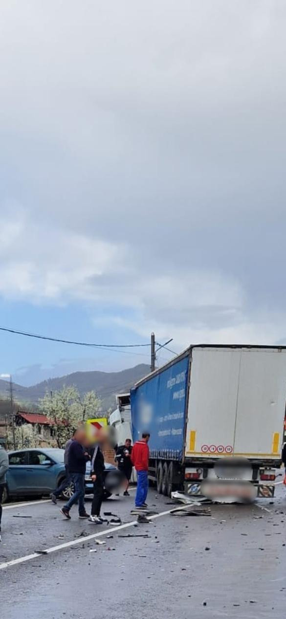 Accident între o mașină, o autoutilitară și un TIR, în Vâlcea. Trei adulți și un minor au ajuns la spital. GALERIE FOTO
