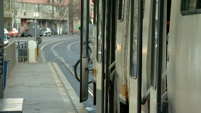 Un bărbat a smuls telefonul unei tinere, într-un tramvai din București, în timp ce ușile erau deschise în stație
