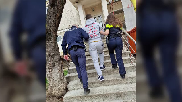 A abuzat-o pe „Miorița”. Caz șocant la Suceava unde un individ a fost filmat în timp ce lovea, fără milă, o mioară