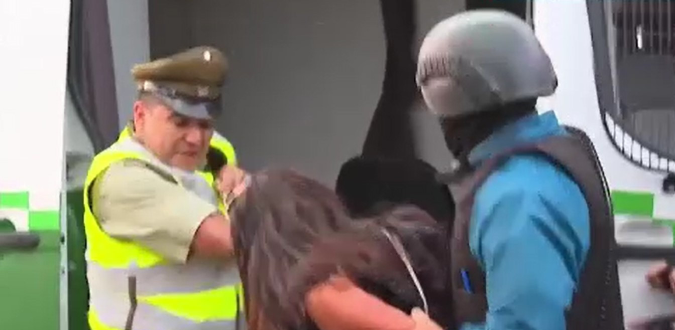 O femeie a împușcat trei oameni, după ce a furat pistolul unui polițist care încerca să o încătușeze. Momentul a fost filmat