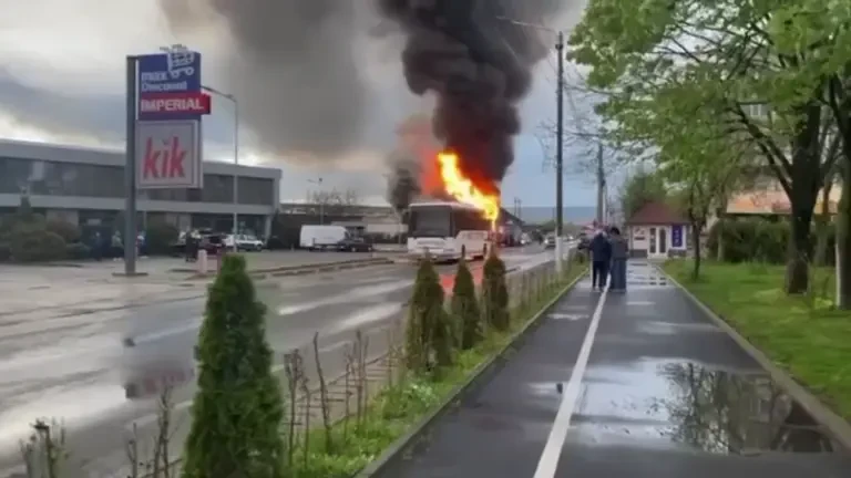 Autobuz plin cu elevi, cuprins de flăcări în Caraș-Severin. Șoferul a simțit miros de fum și a tras pe dreapta. VIDEO