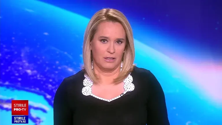 O femeie a împușcat trei oameni, după ce a furat pistolul unui polițist care încerca să o încătușeze. Momentul a fost filmat