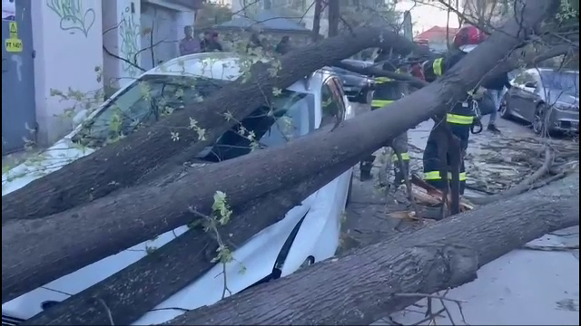 „S-a auzit o bubuitură puternică”. Vântul a făcut prăpăd în aproape toată țara. Vijelia a măturat Bucureștiul și 19 județe