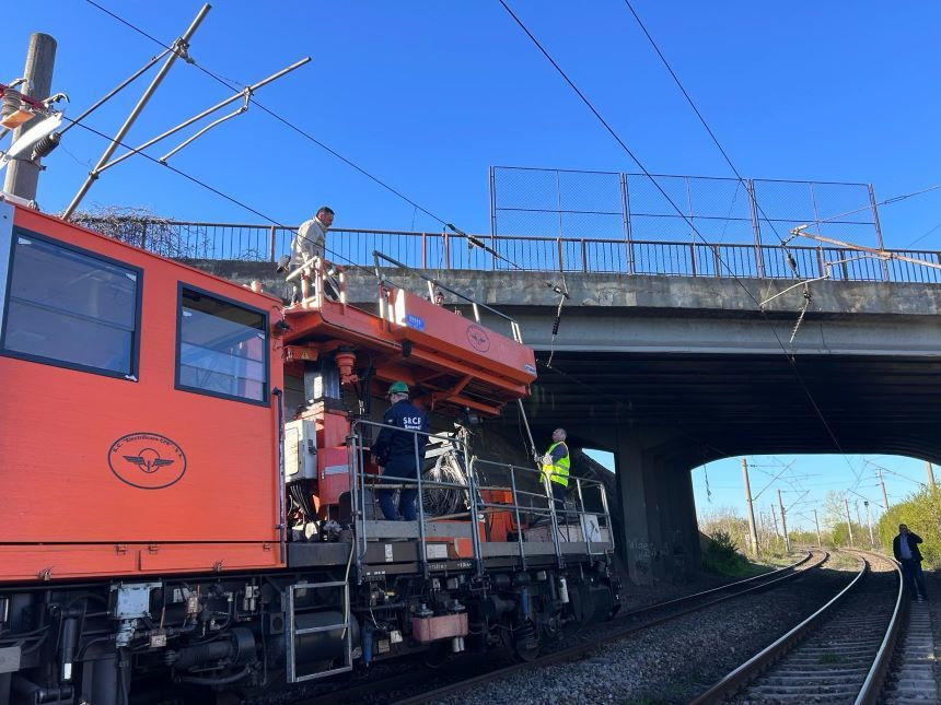 Trafic feroviar închis pe tronsonul Chiajna – Grădinari după ruperea unui pantograf. Cinci trenuri de călători sunt afectate