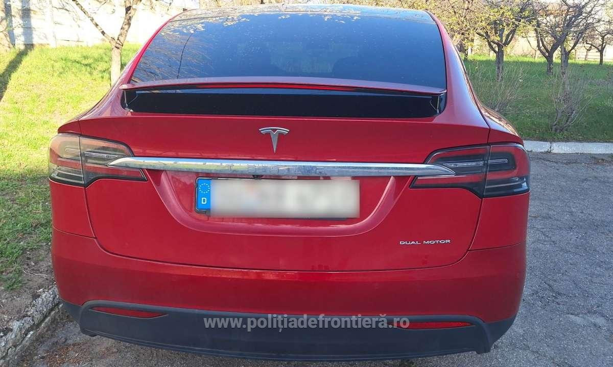 O mașină Tesla de 40.000 de euro a fost confiscată de polițiștii din Huși după un control. Ce au descoperit | FOTO