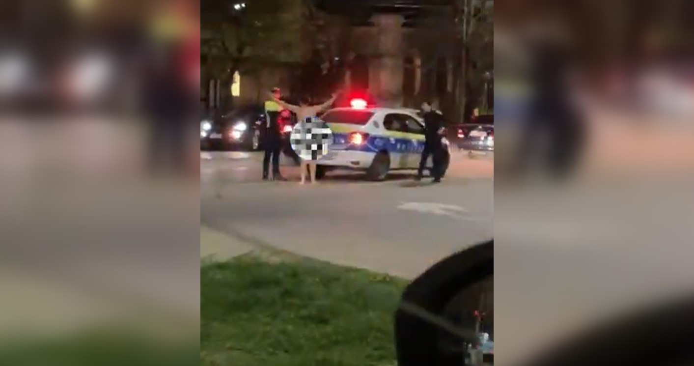 Un tânăr agresiv care se plimba gol prin Focșani a fost imobilizat de jandarmi și polițiști. „Eu sunt Dumnezeu”. VIDEO