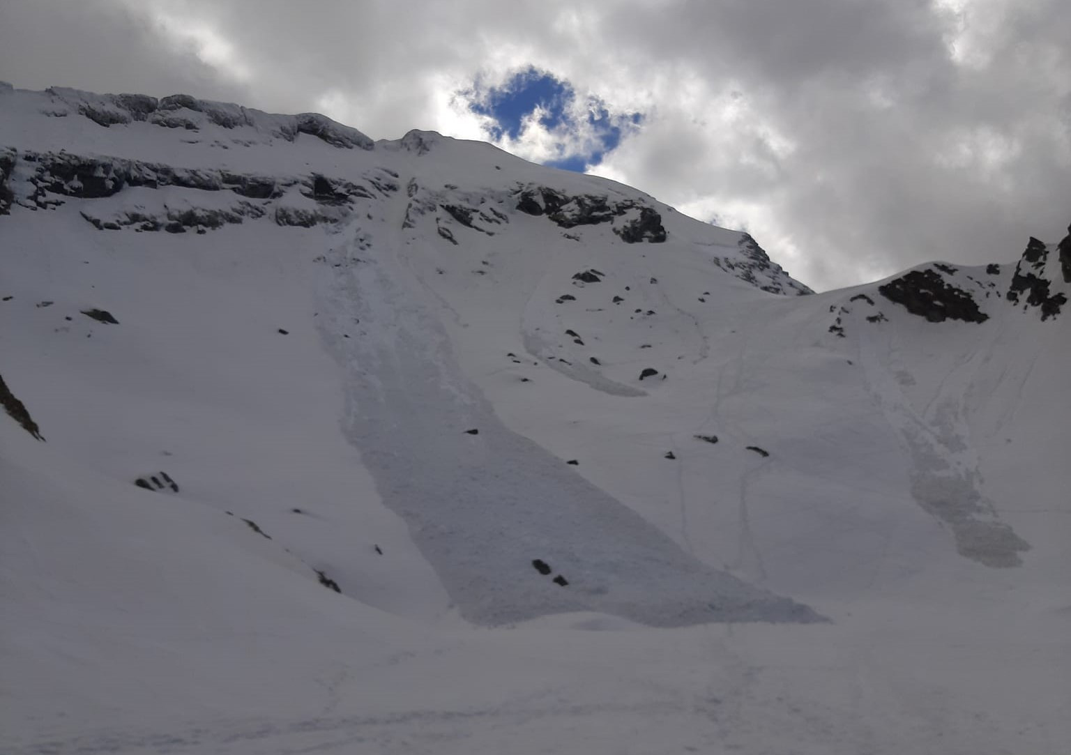 Mai multe avalanşe au fost observate în zona Bâlea din Munţii Făgăraş. Avertismentul specialiștilor