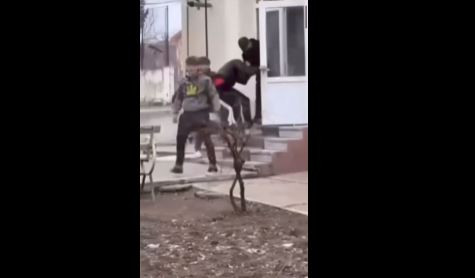 Un elev din Teleorman a fost bătut crunt, cu pumnii şi picioarele, de trei colegi. Scenele șocante au fost filmate | VIDEO