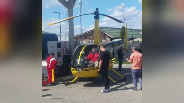 Un elicopter înmatriculat în SUA a aterizat într-o benzinărie în Curtea de Argeș. Localnicii și-au făcut selfie cu el