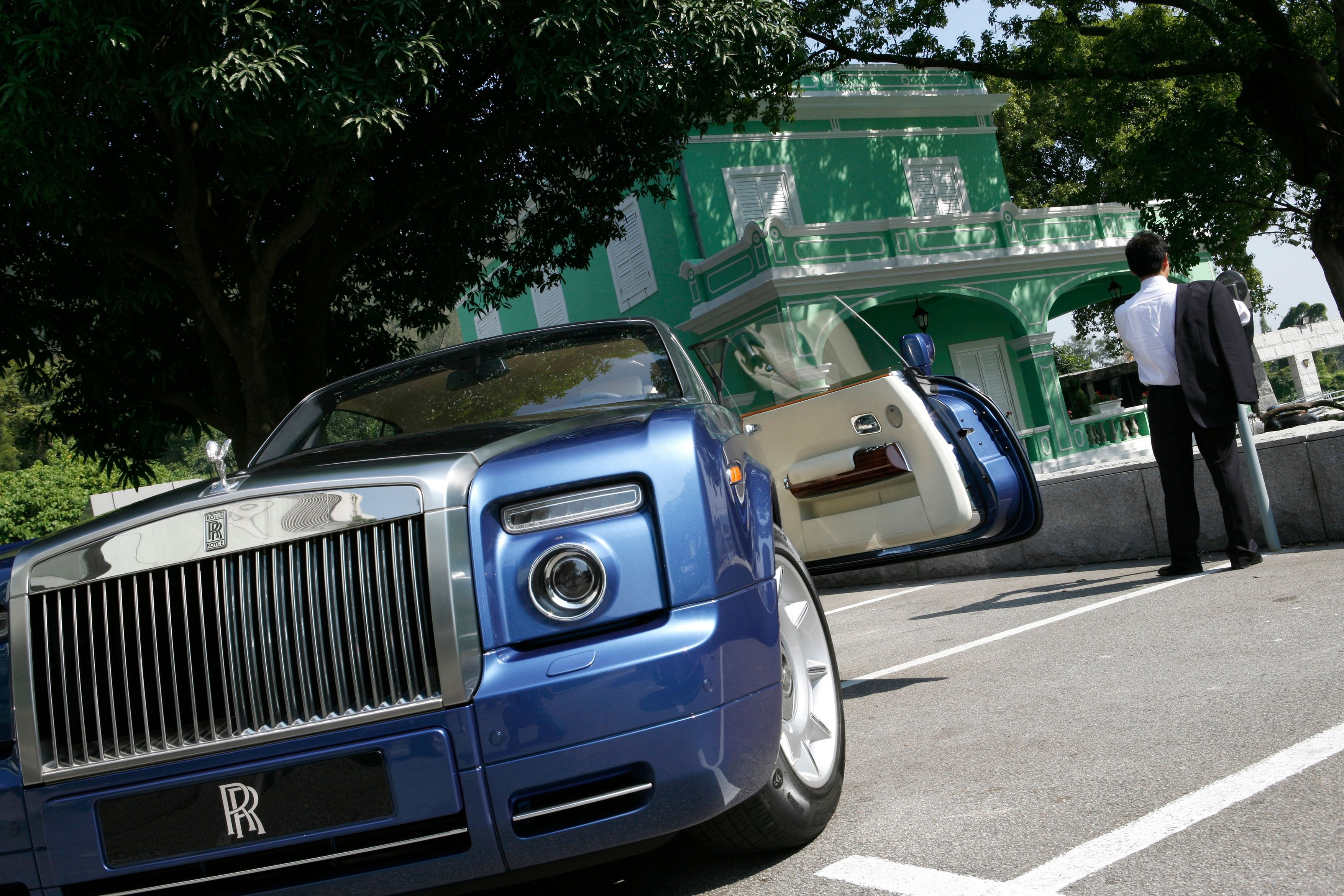 Un bărbat a falsificat semnătura mamei sale și i-a vândut Rolls-Royce-ul pentru a plăti datoriile acumulate la un club