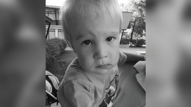 Acuzații grave în cazul băiețelului de 2 ani mort la spitalul Sanador. Părinții lui se plâng de tergiversarea dosarului