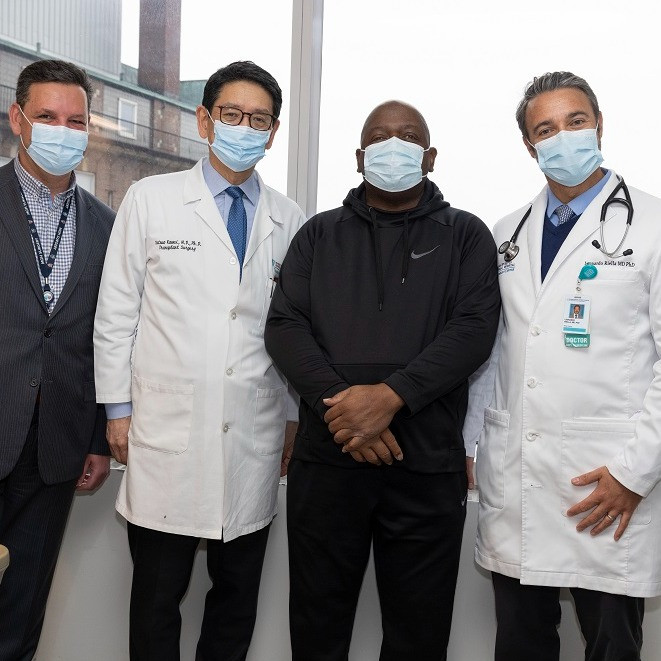 „Acum a devenit o realitate". Primul pacient din lume căruia medicii i-au transplantat un rinichi de porc a fost externat