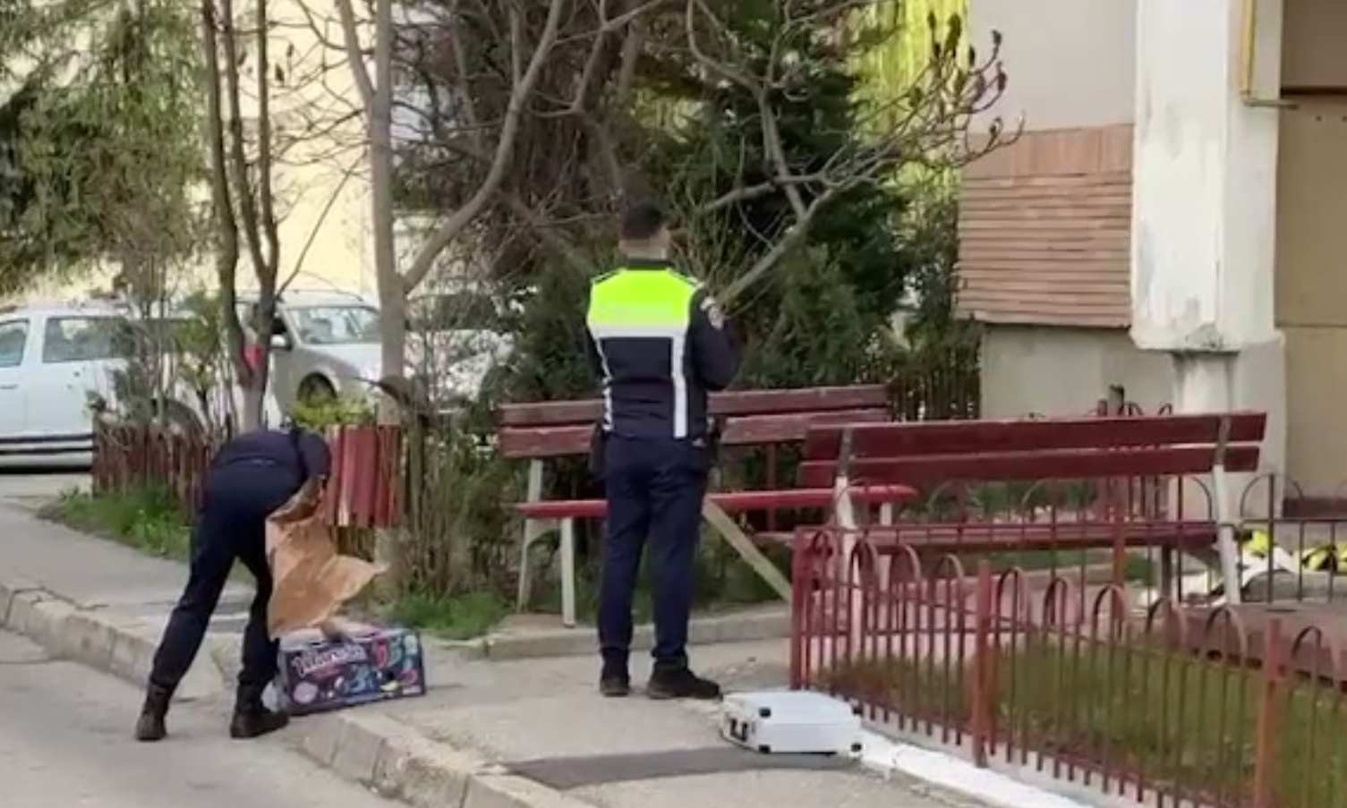 Drama unei familii din Argeș. Copila lor a căzut a doua oară de la etaj. Vecin: „Era o fetiță neastâmpărată”