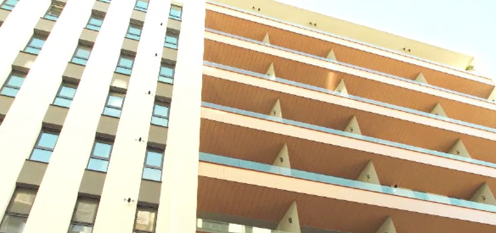 Vinovați fără vină. Motivul pentru care locatarii unui bloc din Brașov riscă să-și piardă apartamentele în care stau de 2 ani