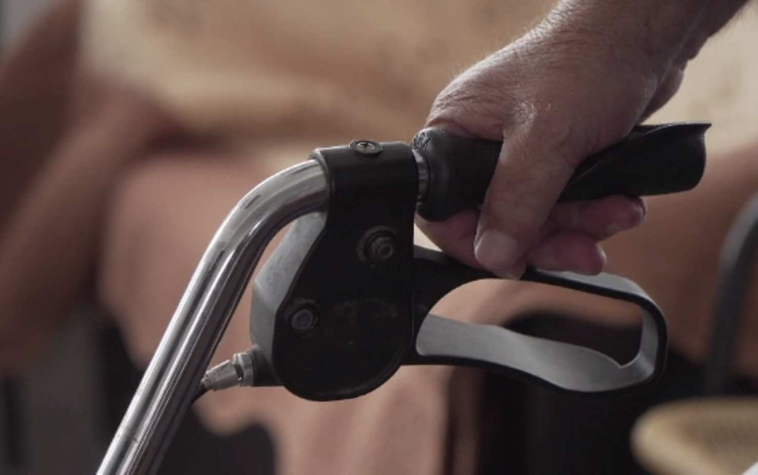 Se întorc badantele din Italia, pentru că a devenit profitabilă și la noi îngrijirea bătrânilor. De unde a pornit totul