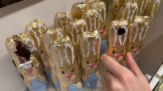 Masacru dulce la rafturi. Clienții isterici au dezmembrat iepurași de ciocolată pentru a găsi bani care nu există