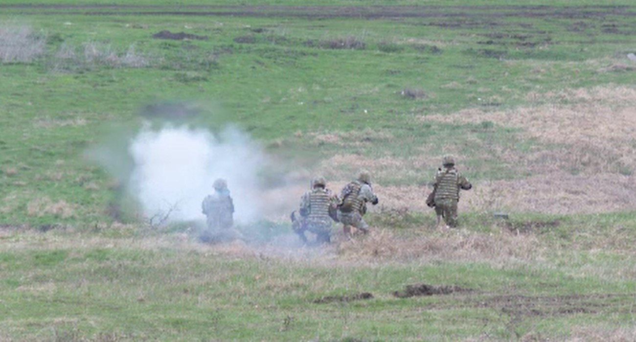 Exercițiu militar la Cincu. Sute de soldați au tras cu muniție reală. Numărul militarilor străini în zonă va crește