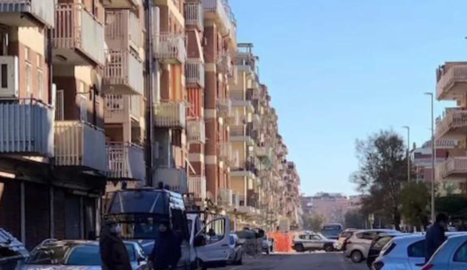 Ce au auzit vecinii înainte ca o femeie să cadă de la fereastra apartamentului din Roma, împinsă de iubitul român