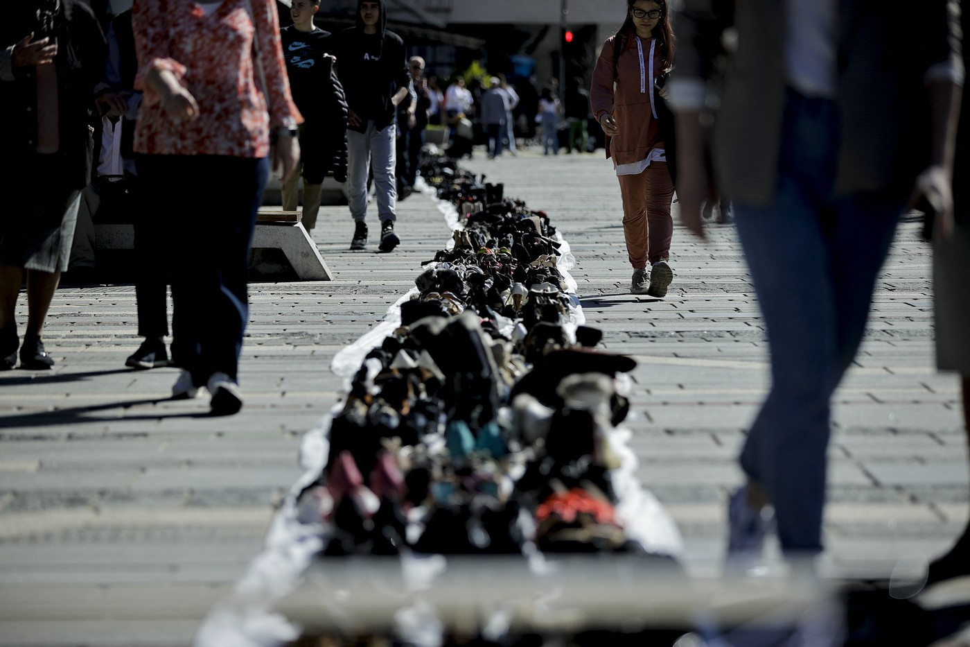 „Cărarea memoriei” din Sarajevo. 11.541 de perechi de încălțăminte comemorează tot atâtea victime ale asediului din 1992