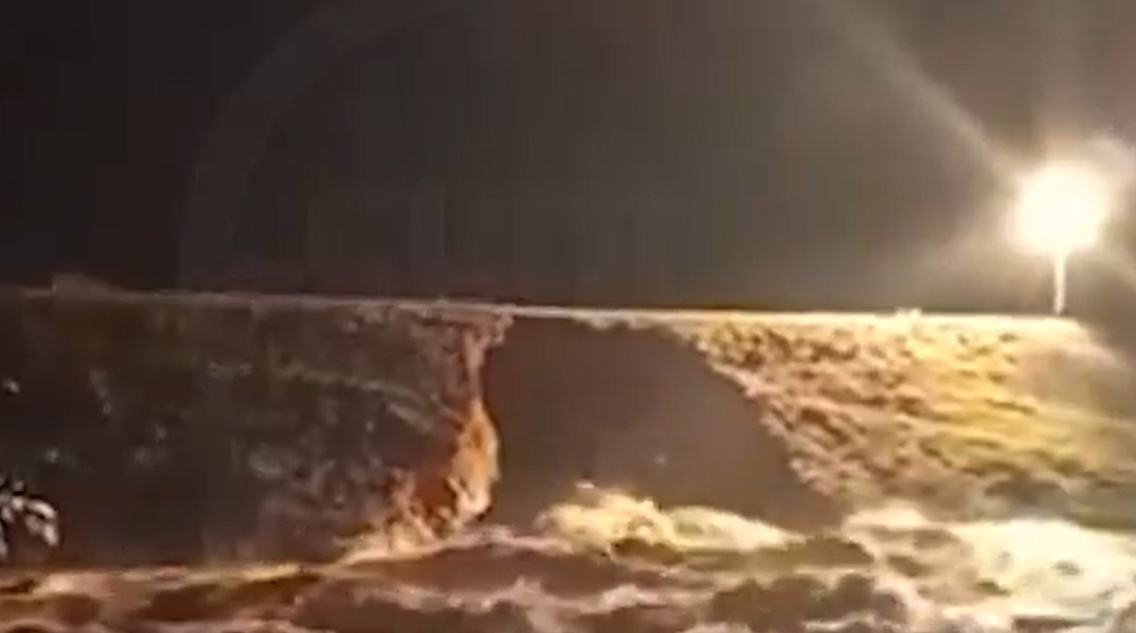 Un baraj s-a rupt în Rusia. Populația a fost evacuată de urgență | VIDEO