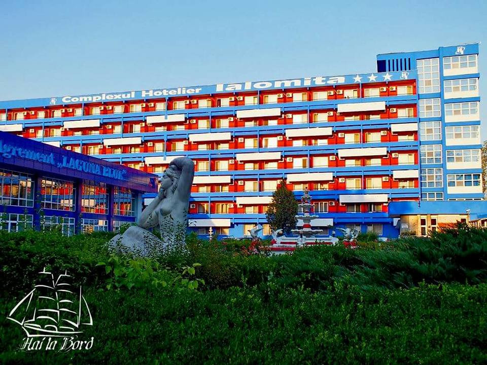 Stațiunea din România cu un lac desprins parcă din povești. Se află la doar câțiva kilometri de București și are și plajă