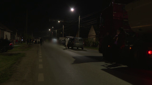 Accidente în lanț, în Timiș. Un bărbat a murit după ce a traversat strada neregulamentar. Altul s-a răsturnat cu mașina