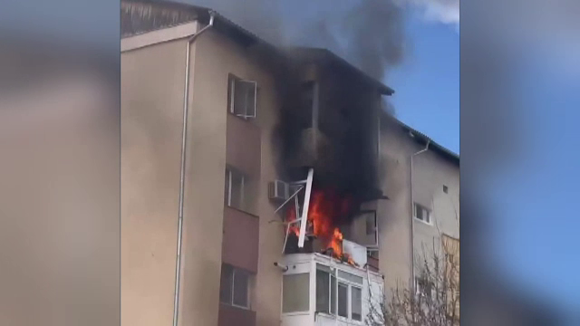„Au fost patru”. Mărturii șocante în urma unor explozii urmate de incendiu, într-un apartament din Curtea de Argeș