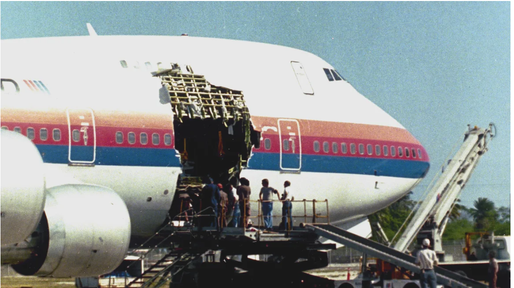 Amintiri din infern. Explozia ușii avionului Alaska Airlines aduce aminte de un accident similar