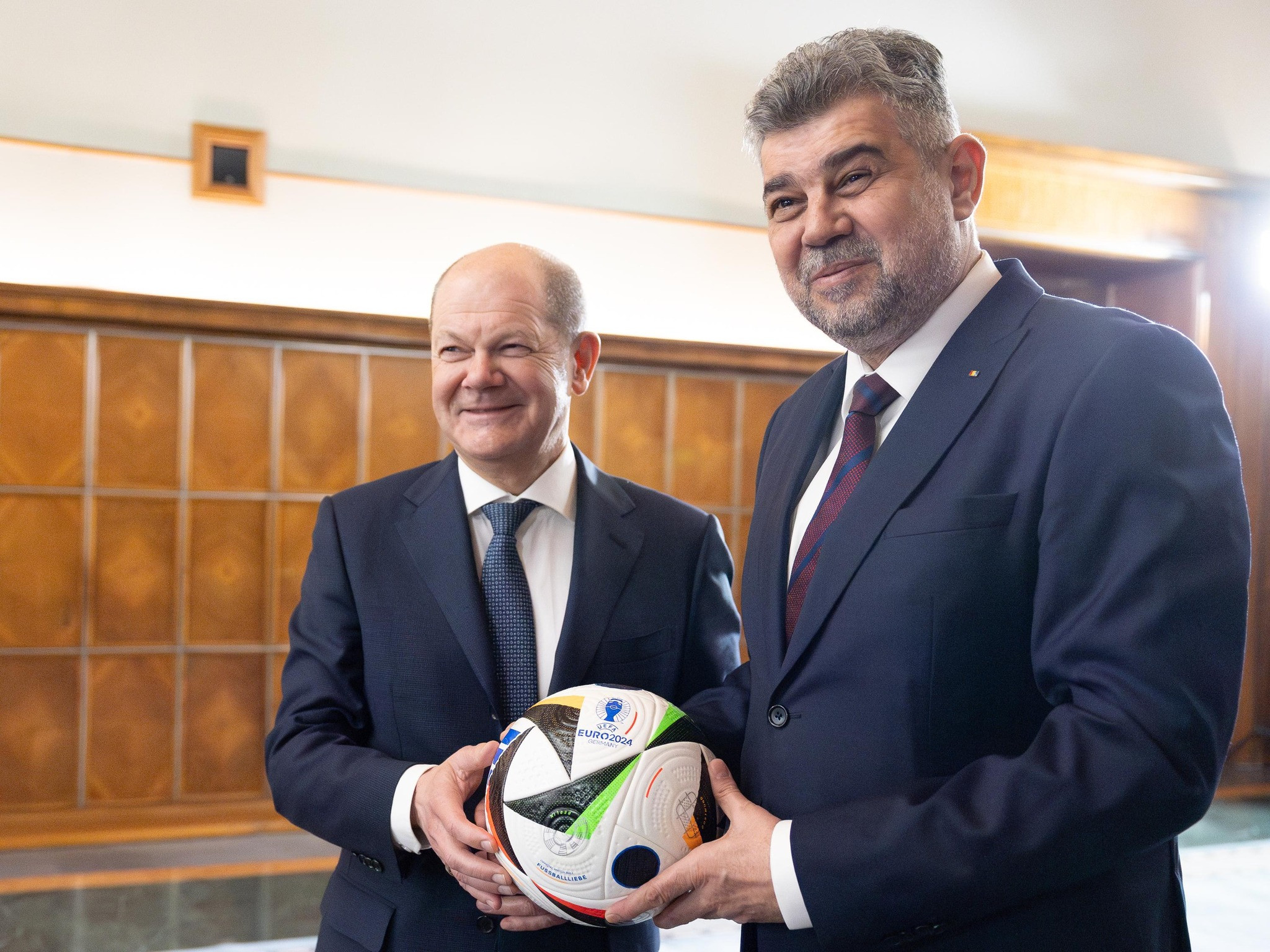 Mingea Euro 2024 ajunge la Ciolacu. Premierul României: ”Acum e timpul României să înscrie!”