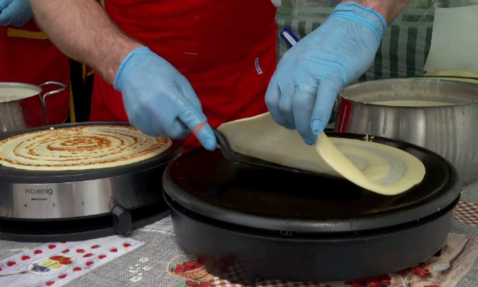 Clătitele cu rubarbă și dulceață de liliac, vedetele festivalului de la Prejmer. Clientă: „Eram curioasă”