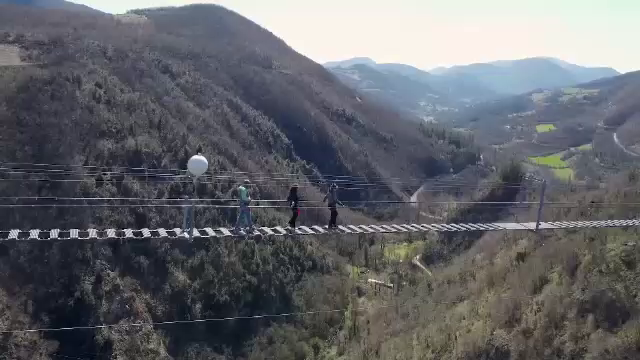 Cel mai înalt pod suspendat din Europa se află într-o țară adorată de români. Are o lungime de aproape 520 de metri